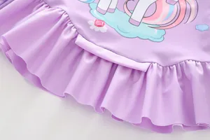 Détail du maillot de bain sirène pour fille avec motif licorne et volants élégants