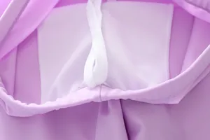 Détail de la taille du maillot de bain violet avec cordon blanc et doublure en maille