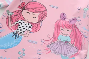 Dettaglio del tessuto rosa per costume da bagno con stampa a sirena e volant