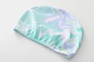 Dettaglio della cuffia da nuoto elastica con motivo marmo verde menta e cuciture
