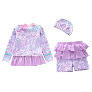 Détail d'un ensemble de bain pour enfants violet avec volants et bonnet de bain