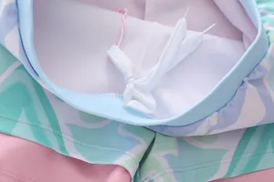 Dettaglio dei pantaloncini da nuoto sirena con coulisse in vita e fodera interna morbida