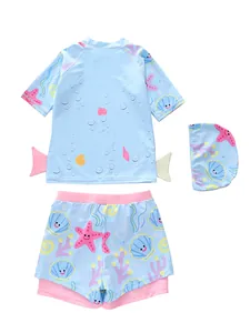 Dettaglio del set da bagno 3 pezzi per bambini con motivi marini e pinne rosa tridimensionali