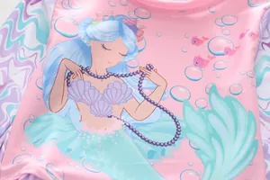 Détail d'un maillot de bain rose pour fille avec imprimé sirène et manches à volants