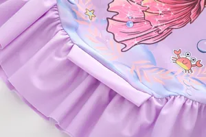 Détail du maillot de bain sirène pour fille avec motifs marins et bords à volants