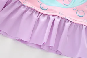Détail du maillot sirène pour fille avec écailles roses et volants violets plissés