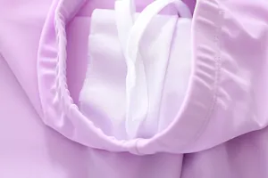 Détail du maillot de bain sirène violet clair avec cordon blanc et doublure en maille