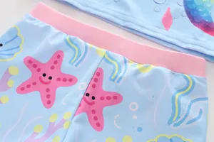 Dettaglio pantaloncini da nuoto sirena blu con elastico rosa in vita e stampa stella marina