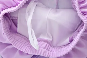 Détail du short de bain lavande avec taille élastique et doublure intérieure en maille filet