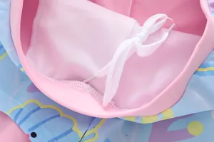 Dettaglio del costume bimba con fodera in rete bianca e coulisse regolabile in vita