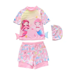 Dettaglio del costume da bagno a sirena rosa in tre pezzi con cuffia coordinata