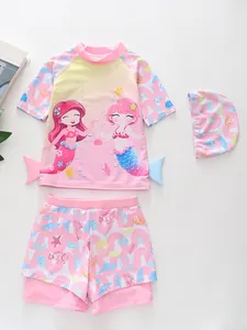 Set costume da bagno bambina sirena rosa con top, slip e cuffia da nuoto abbinata in posa piatta