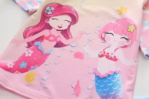 Dettaglio del costume da bagno per bambine con sfumature rosa e stampe di sirene