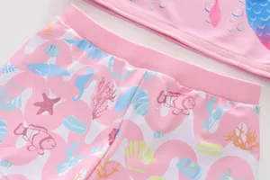 Dettaglio bikini rosa per bambina con stampe di pesci marini su tessuto elasticizzato