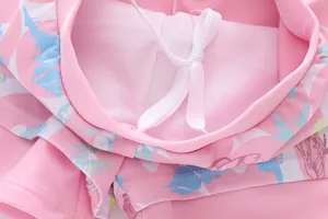 Dettaglio di pantaloncini da bagno rosa da bambina con stampa marina e fodera mesh