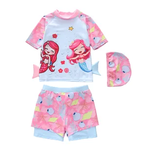 Dettaglio in piano del costume da bagno tre pezzi da bambina con stampe di sirene