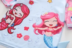 Dettaglio del costume da bagno a sirena blu per bambina con volant e stampe marine