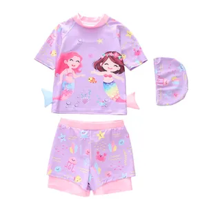 Dettaglio del set da nuoto a sirena per bambina con top, slip e cuffia coordinata