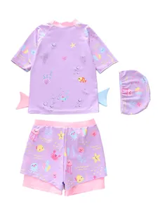 Dettaglio costume da bagno bambina con pinne 3D e stampe di creature marine