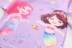 Dettaglio del tessuto del costume da bagno bimba con stampe di sirene e oceano