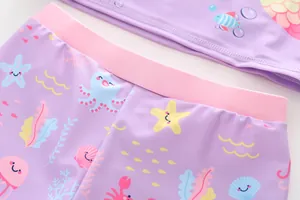 Dettaglio costume bimba lavanda con stampe marine e fascia elastica rosa in vita