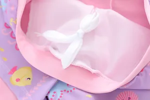 Dettaglio del costume da bagno a sirena per bambina con fodera in rete e stampa cartoon