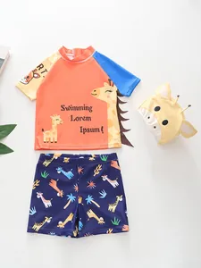 Set nuoto tre pezzi per bambino con stampa di giraffa e cappello protettivo coordinato