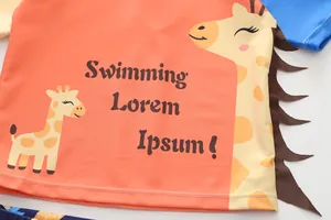 Dettaglio costume da bagno due pezzi per bambini in tessuto arancione con giraffe