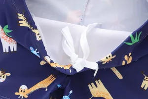 Dettaglio dei pantaloncini da bagno bimbo con stampa giraffa, coulisse e fodera a rete