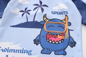 Detail des Comic-Monster-Prints auf dem blauen Kurzarm-Schwimmshirt für Kinder