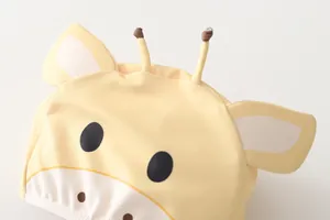 Dettaglio della cuffia da nuoto a giraffa per bambini con corna 3D e tessuto elastico rapido