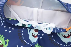 Detail der Badehose für Jungen mit elastischem Kordelzug und Cartoon-Monster-Print