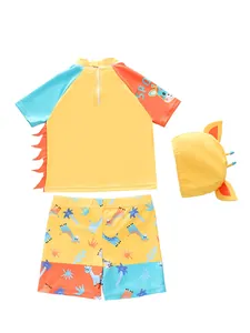 Set mare tre pezzi per bambini con stampa giraffa, maglia a maniche corte e cuffia abbinata