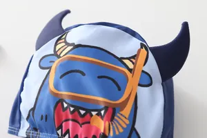 Detailansicht der Kinder-Badekappe mit blauem Stier-Motiv, 3D-Hörnern und lustigem Druck