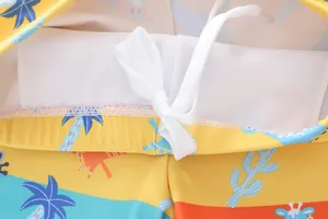 Dettaglio dei pantaloncini da bagno gialli con fodera in rete bianca e coulisse regolabile