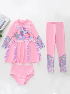 Vue détaillée à plat d'un maillot de bain rose 3 pièces pour filles avec motif de sirène