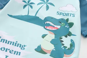 Detail von Cartoon-Dinosaurier-Druck und Flachnähten auf Kinder-Badebekleidung