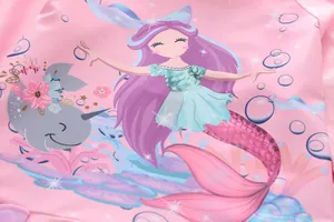Détail du tissu de maillot de bain rose avec imprimé sirène et narval mignon