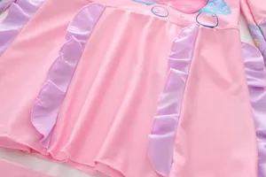 Détails de l'imprimé sirène et des volants sur le maillot de bain rose et violet