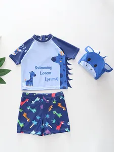 Completo mare bimbo 3 pezzi con stampa giraffa e cappellino da nuoto abbinato