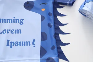 Dettaglio del costume blu per bambini con stampa di giraffa e pinne laterali decorative