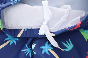 Dettaglio del costume da bagno bimbo con stampa giraffa, vita elastica e coulisse