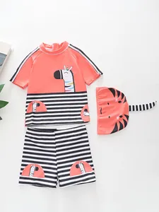 Detailliertes Flachbild des dreiteiligen Jungen-Badeanzugs mit Zebra-Print und Badekappe