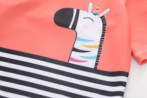 Detail der Kinderbadebekleidung mit Zebra-Einhorn-Print und schwarz-weiß gestreiftem Muster