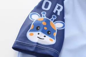 Dettaglio della manica blu con stampa giraffa e cuciture curate su costume da bagno