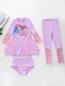 Vue détaillée du maillot de bain sirène lilas pour filles avec haut à manches longues et jupe