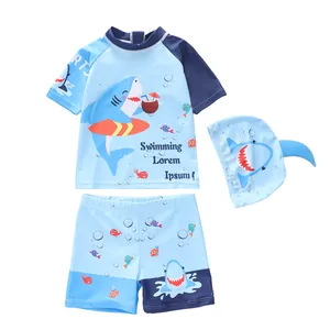 Dettaglio maglia da nuoto con squalo per bambini con pantaloncini e cuffia con pinna