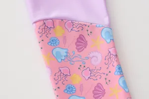 Détail de la manche du maillot de bain avec tissu lavande et imprimés méduses colorés