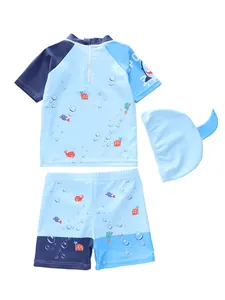 Dettaglio del costume da bagno tre pezzi per bimbo con pesci e cuffia con pinna di squalo
