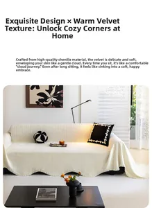 Détail d'une housse de canapé en chenille crème avec bords ondulés et franges élégantes
